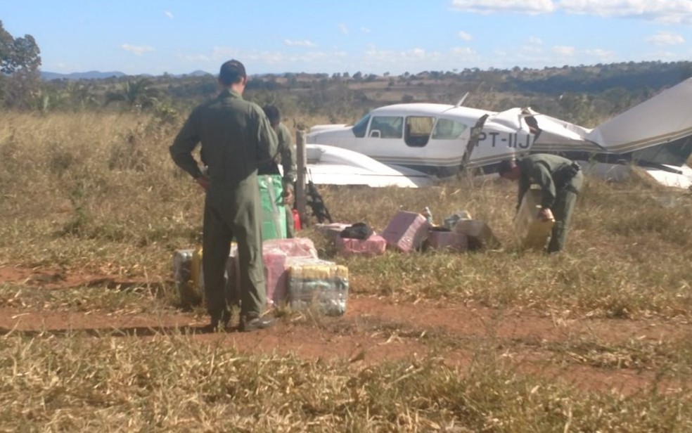 Avião com 500 kg de cocaína é interceptado em Jussara, Goiás (Foto: Divulgação/PM)