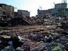 Entulho e lixo se acumulam em área de risco de Osasco, SP, diz leitor