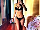 Francine Piaia exibe o corpão de lingerie em rede social