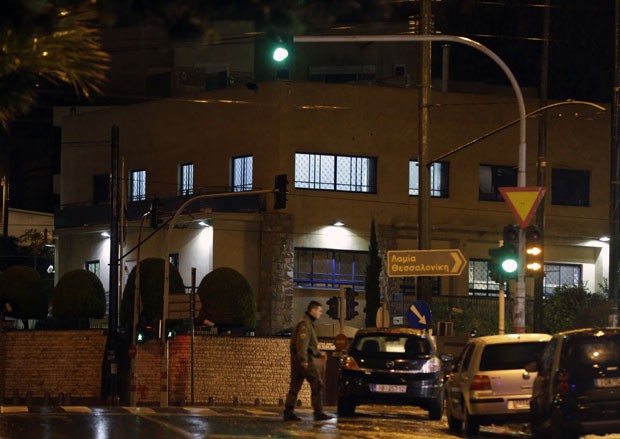 A embaixada de Israel em Atenas é vista na madrugada desta sexta-feira (12) após ser alvo de tiros feitos por homens não identificados (Foto: Thanassis Stavrakis/AP)