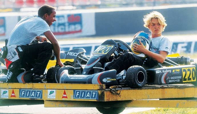 Lewis Hamilton e Nico Rosberg na época em que corriam de Kart (Foto: Divulgação/twitter)
