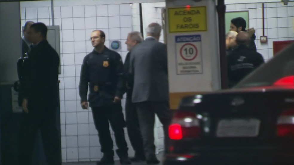 Lula chega para depor na Justiça Federal em São Paulo (Foto: Reprodução/TV Globo)
