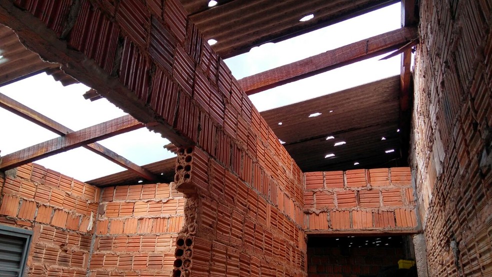 Casas ficaram destelhadas por causa do temporal em Dracena (Foto: Assessoria de Comunicação/Prefeitura de Dracena)