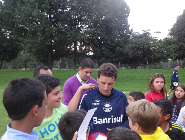 Elano dá autógrafos a colombianos em Bogotá (Foto: Hector Werlang/Globoesporte.com)