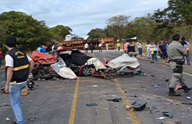 Veículo ficou completamente destruído após colidir de frente com carreta (Foto: Reprodução/TV Anhanguera)