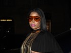 Nicki Minaj usa transparência e deixa parte do seio à mostra em festa