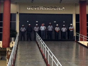 PMs reforçaram a segurança no prédio da Governadoria (Foto: Igor Jácome/G1)