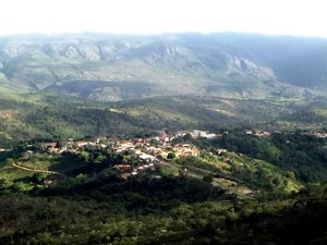 Vista da pacata cidade de Itacambira entre a Serra do Resplandecente. (Foto: Thiago França/G1)