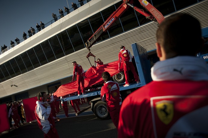 Ferrari de Kimi Raikkonen apresentou problemas logo na primeira volta do finlandês (Foto: AFP)