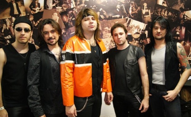 Carlos Cassim (segundo da esquerda) com a banda These Days Bon Jovi Cover (Foto: Divulgação)