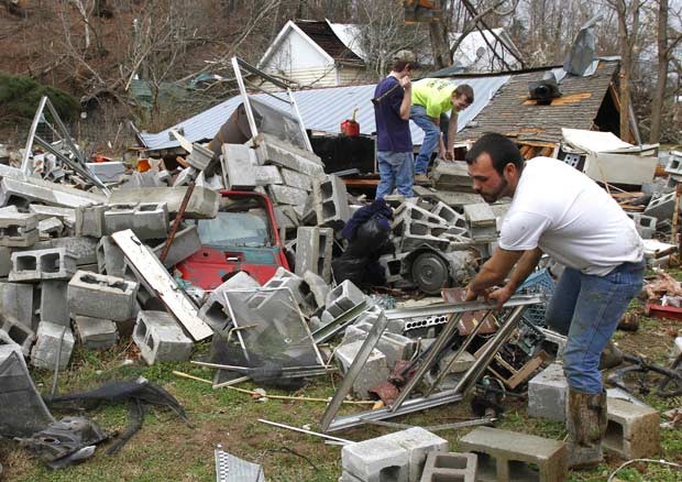 Destruição provocada por passagem de tornado em Coble, no estado americano do Tennessee, nesta quarta-feira (30) (Foto: AP)