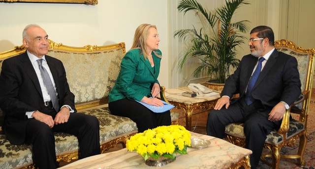 A secretária de Estado dos EUA, Hillary Clinton, participa das negociações de paz na Faixa de Gaza com o presidente do Egito, Mohamed Morsi, e o ministro de Relações Exteriores do Egito, Kamel Amr (Foto: Divulgação/Governo do Egito)