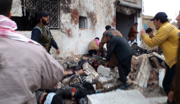 Imagem divulgada pela oposição síria mostra feridos sendo socorridos após bombardeio neste domingo (23) na província de Hama (Foto: AFP)