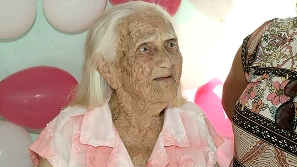 Dona Francisca festejou com os parentes o aniversário de 110 anos  (Foto: Reprodução/TV Anhanguera)