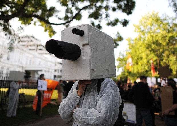 Manifestante apareceu vestido de 'câmera de segurança' durante passeata em apoio ao norte-americano Edward Snowden (Foto: Angelika Warmuth, DPA/AFP)