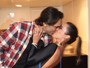 Giba dá beijão na namorada em show da dupla Marcos e Belutti