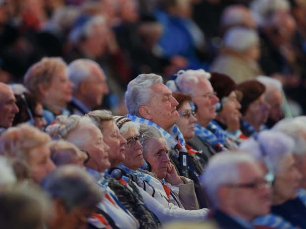 Sobreviventos do campo de concentração de Auschwitz participam de cerimônia de 70 anos da libertação do campo (Foto: REUTERS/Laszlo Balogh)