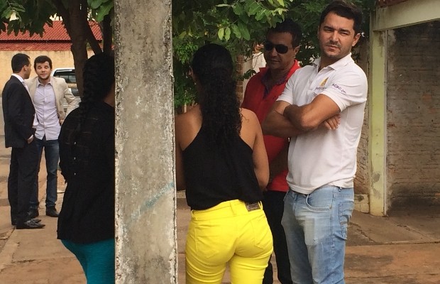 Menor chegou à delegacia acompanhada de suspeito de estupro coletivo, com quem está namorando em Indiara, Goiás (Foto: Vitor Santana/G1)