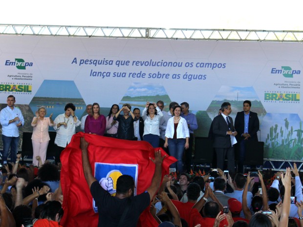 Dilma fez coração para os representantes de movimentos sociais (Foto: Patrício Reis/G1)