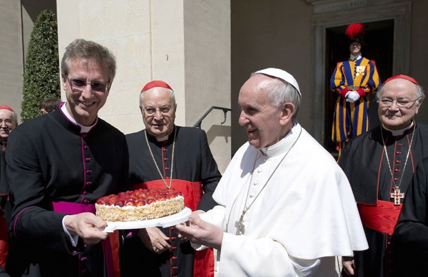 Papa Francisco recebe bolo do monsenhor Alain de Raemy durante encontro com a Guarda Suíça do Vaticano (Foto: Osservatore Romano/Reuters)
