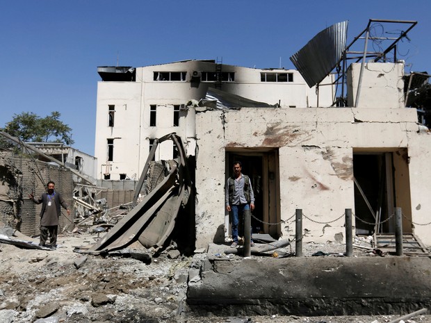 Homem afegão em frente a imóvel destruído em explosão em Cabul, no Afeganistão, nesta terça-feira (6) (Foto: Mohammad Ismail/Reuters) Homem afegão em frente a imóvel destruído em explosão em Cabul, no Afeganistão, nesta terça-feira (6) (Foto: Mohammad Ismail/Reuters)
