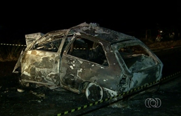 Dois homens morrem carbonizados em acidente na GO-303 entre Anápolis e Campo Limpo (Foto: Reprodução/TV Anhanguera)