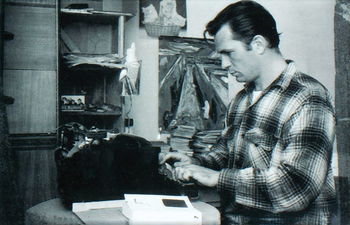 Reza a lenda que Jack Kerouac escreveu "On the Road" em um rolo de papel pardo, para não precisar trocar a folha quando acabasse o espaço. Na foto, ele escreve em sua Hermes 3000  (Foto: Reprodução)