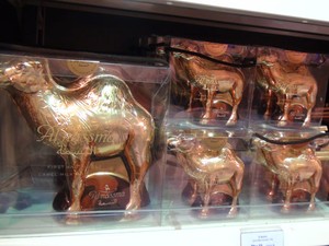 Chocolates de leite de camelo no Duty Free do aeroporto de Abu Dhabi (Foto: Flávia Mantovani/G1)