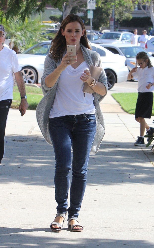 Jennifer Garner tira foto dos paparazzi com seu celular (Foto: Globo/X17online.com)