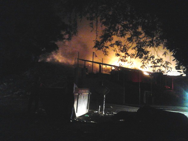 Incêndio em depósito da Urbam em São José mobiliza bombeiros (Foto: Divulgação/Corpo de Bombeiros)