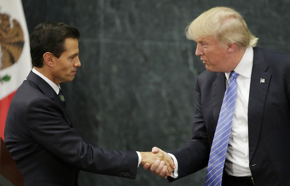 O presidente mexicano Enrique Peña Nieto e Donald Trump apertam as mãos após reunião na Cidade do México (Foto: REUTERS/Henry Romero)