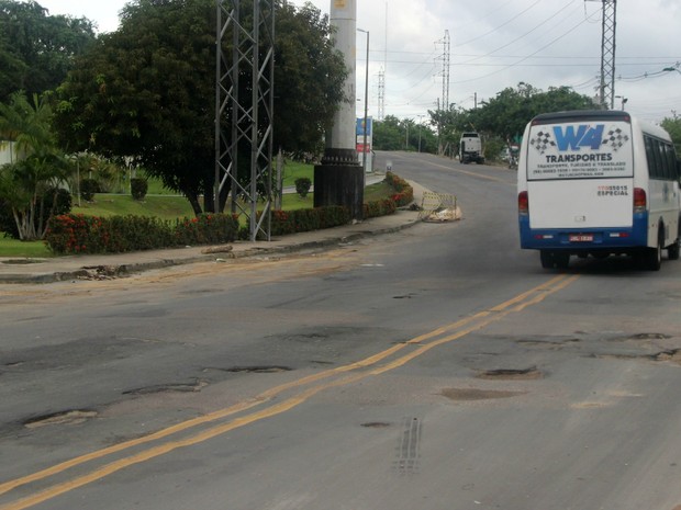 Buracos na Avenida Açaí, Distrito de Manaus (Foto: Patrick Marques/G1 AM)