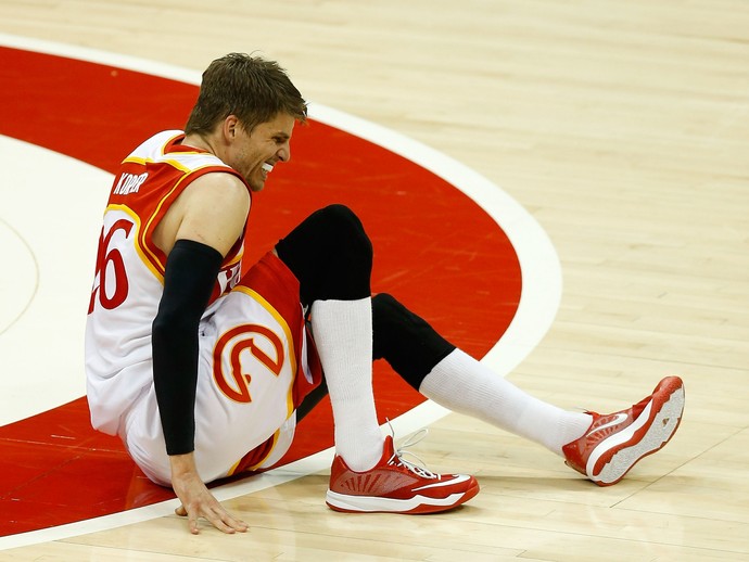 Kyle Korver machucou o tornozelo em partida do Atlanta Hawks contra o Cleveland Cavaliers na temporada 2014-2015 da NBA (Foto: Getty Images)