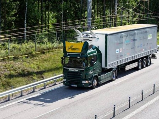 os veículos pesados podem ser alimentados por uma rede elétrica graças a um sistema de distribuição de energia parecido com o utilizado nas linhas de trem da Europa (Foto: Scania CV AB)