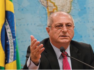 VULNERÁVEL O ministro das Comunicações, Paulo Bernardo. Ele promete melhorar a legislação brasileira (Foto: Pedro Ladeira/Folhapress)