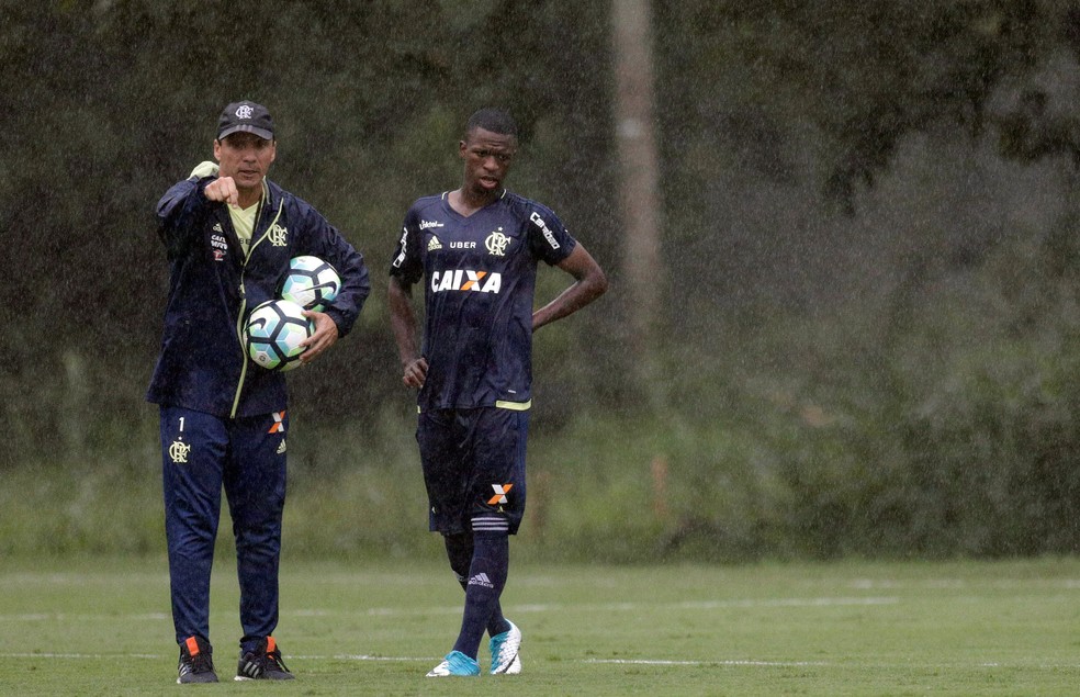 Vininicius Junior e Zé Ricardo no treino do Flamengo (Foto: REUTERS/Ricardo Moraes)