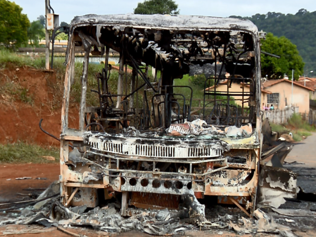 Ônibus ficou destruído após ataque em Machado (Foto: Reprodução EPTV) Ônibus ficou destruído após ataque em Machado (Foto: Reprodução EPTV)