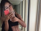 Mayra Cardi posta selfie e mostra barriga sarada