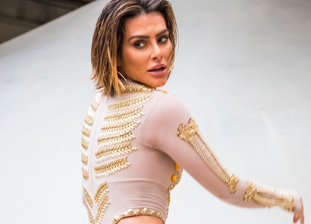 Clipe foi gravado em uma fábrica de cerveja e tem muitas sequências de dança (Foto: Reprodução / Instagram) Clipe foi gravado em uma fábrica de cerveja e tem muitas sequências de dança (Foto: Reprodução / Instagram)
