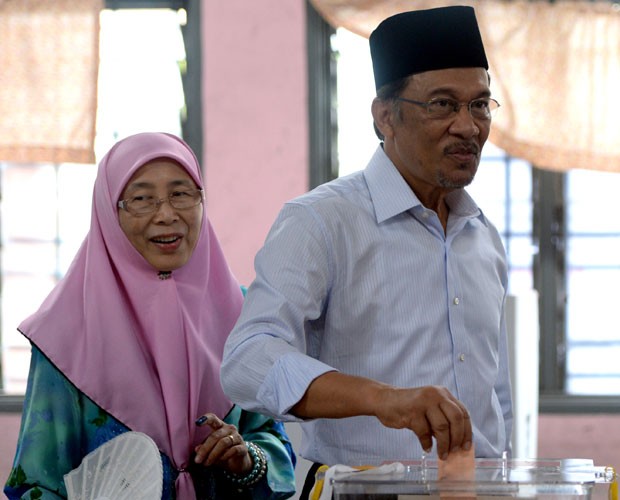 O líder da oposição, Anwar Ibrahim, vota ao lado da mulher na Malásia (Foto: Goh Chai Hin/AFP)
