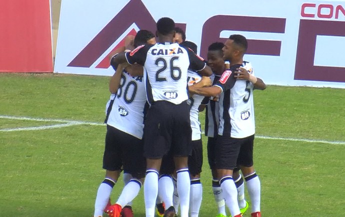 Jogadores do Atlético-MG comemoram gol marcado por Danilo (Foto: Reprodução/ Premiere)