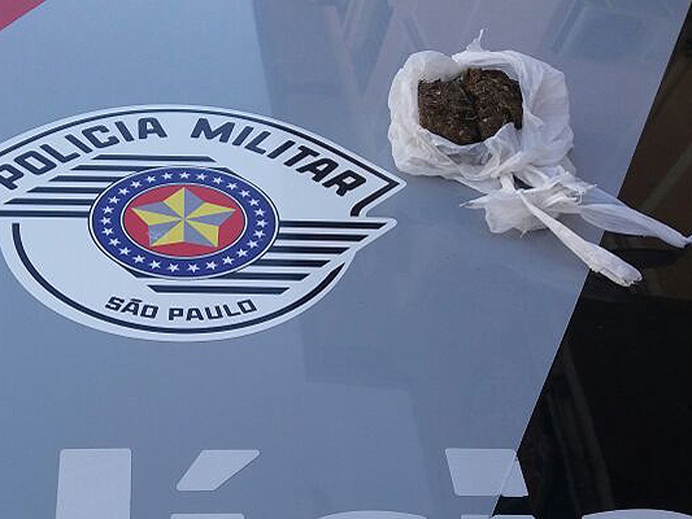 Porção de maconha também foi localizada no interior da casa do adolescente (Foto: Polícia Militar/Cedida)