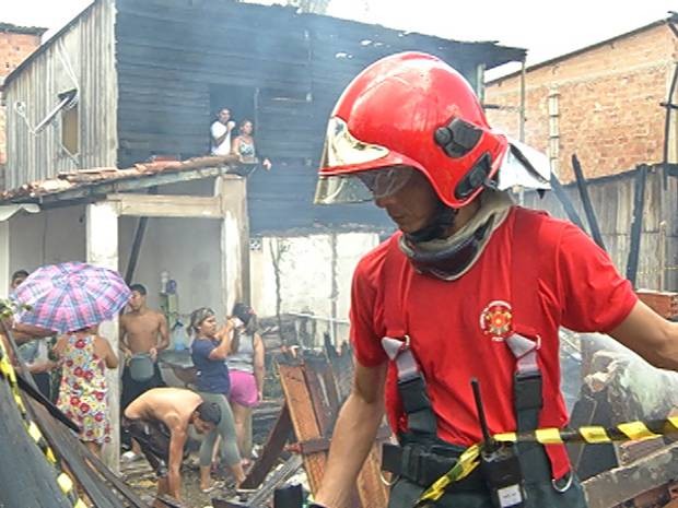 Incendio queimou 23 casas de madeira no bairro de Canudos, em Belém. (Foto: Reprodução / TV Liberal)
