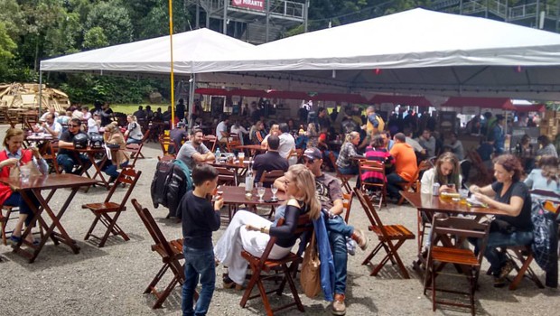 Evento reuniu diversas marcas de food trucks e da gastronomia paranaense na Pedreira Paulo Leminski  (Foto: Reprodução/ Parada Truck)