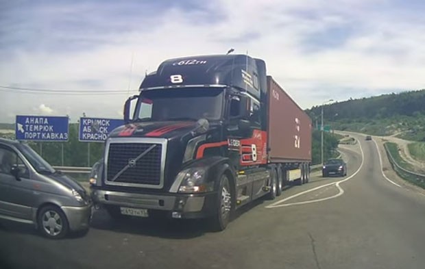 Motorista de caminhão deu freada poderosa para evitar acidente em rodovida em Novorossisk, na Rússia (Foto: Reprodução/YouTube/Igor Tron)