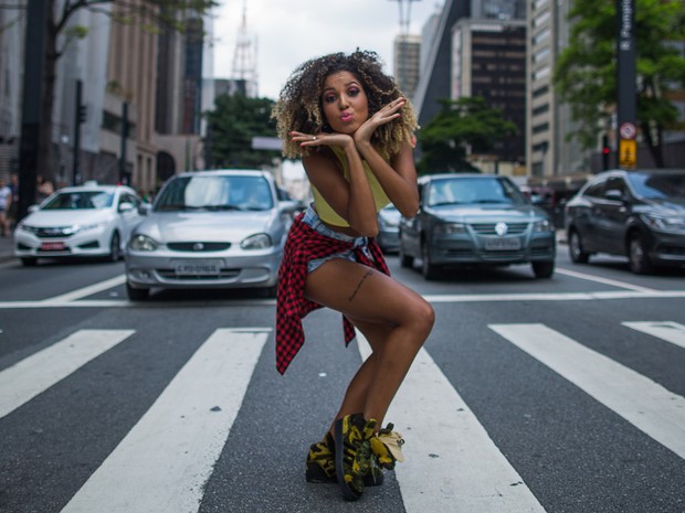 A jovem faz caras e bocas na Avenida Paulista, na região central de São Paulo  (Foto: Victor Moriyama/G1)