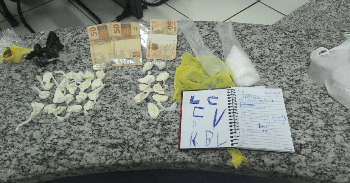 PM apreende drogas no bairro Rosário, em Teresópolis, no RJ - Globo.com