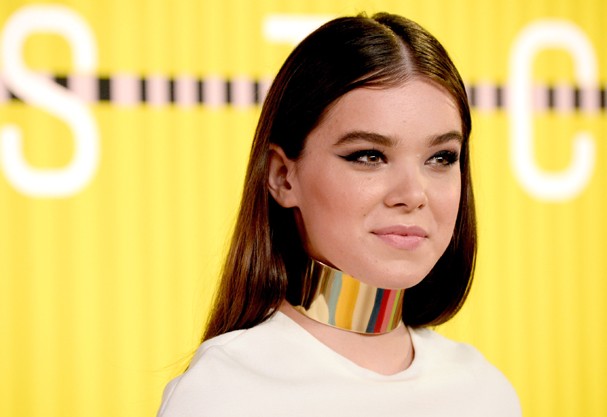 Hailee Steinfield no tapete vermelho do VMA 2015, em Los Angeles (Foto: Getty Images)