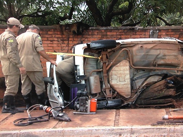 Condutora de carro morre após colidir contra árvore e muro, em Goiânia, Goiás (Foto: Reprodução/TV Anhanguera)