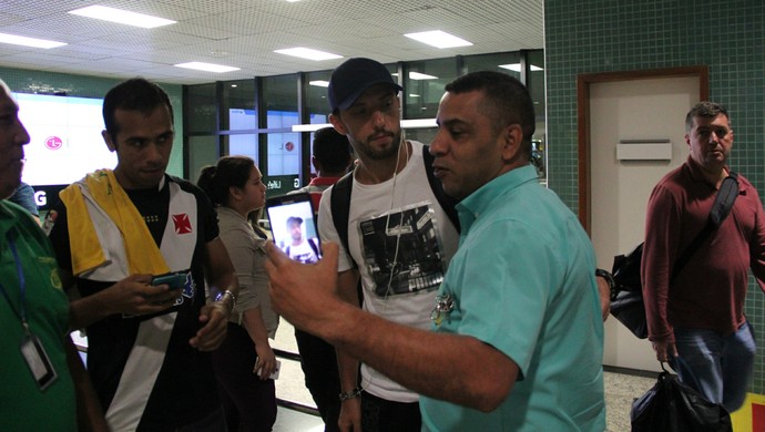 Nenê foi recepcionado por torcedores e fãs no aeroporto em Manaus (Foto: Marcos Dantas)
